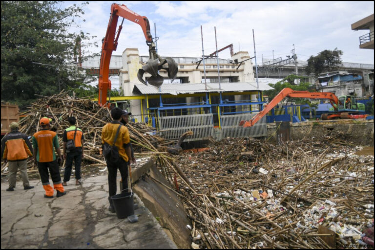 1 360 Kubik Sampah Diangkut Dari Setu Rawabadung
