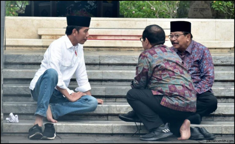 Lelah Berdiri Menunggu Arkarna Tampil Jokowi Duduk Di Lantai