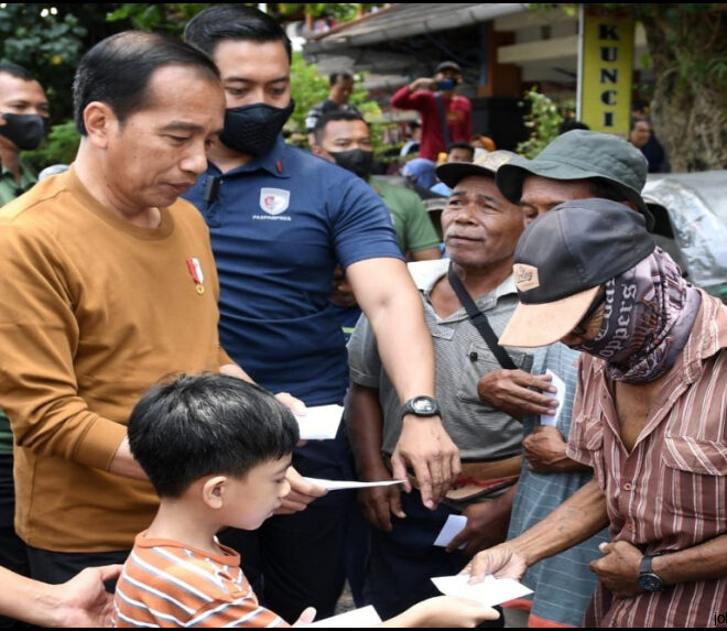 Jokowi Bagi Bagikan Sembako Karena Nelayan Tak Bisa Melaut