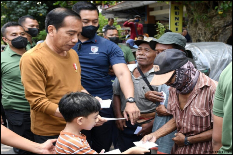 Jokowi Bagi Bagikan Sembako Karena Nelayan Tak Bisa Melaut