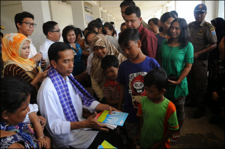Wajah Jokowi Basuki Di Spanduk Dicoret Coret Warga Waduk