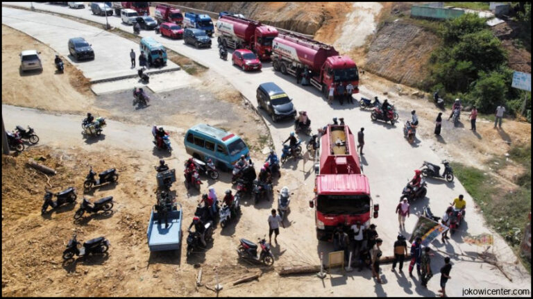 Blokir Jalan Klender Ban Belasan Mobil Dan Angkot Dikempesi