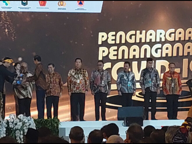 Jokowi Beri Penghargaan 822 Petugas Penjaga Pintu Air