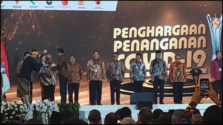 Jokowi Beri Penghargaan 822 Petugas Penjaga Pintu Air
