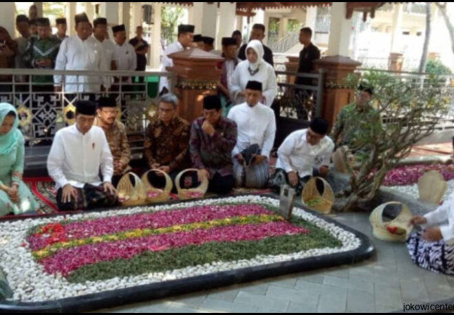 Safari Ke Jatim Jokowi Ziarahi Makam Gus Dur