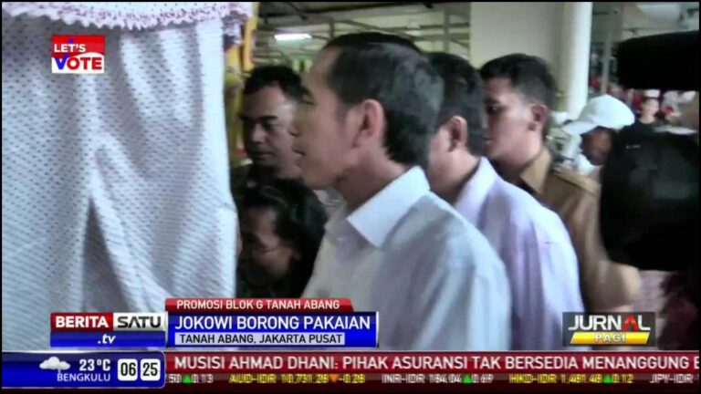 Di Blok G Tanah Abang Jokowi Borong Kaos Jokowi Man Of The People