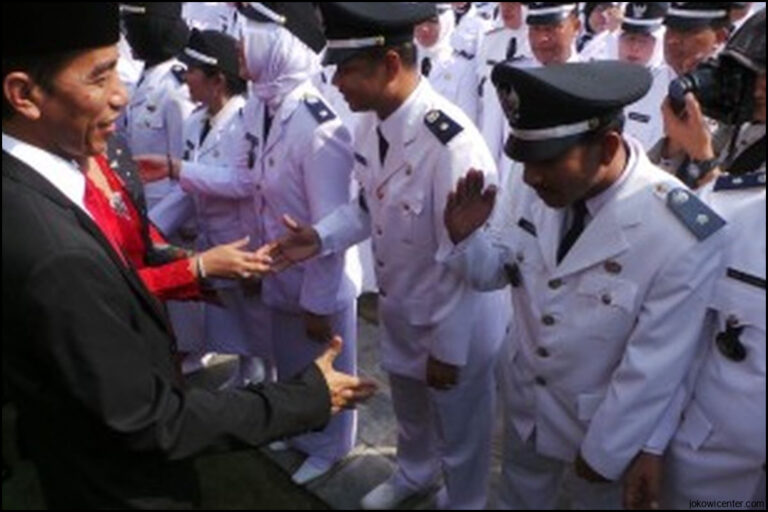 Jokowi Puji Lurah Warakas Lulus Lelang Jabatan