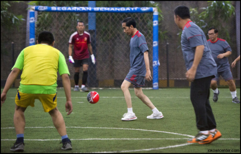 Absen Futsal Lawan Pejabat Belanda Jokowi Bodi Gini Kalau Ketabrak Gimana