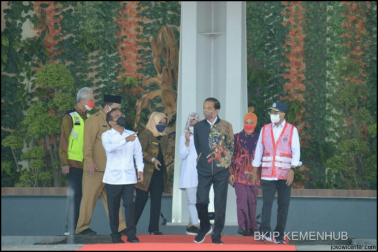 Pamer Batik Pemberian Jokowi Ahok Keren
