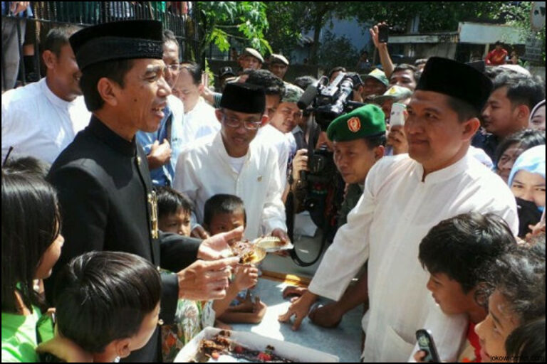 Hut Dki Jokowi Berbagi Kue Tart Dengan Warga Korban Banjir Pademangan