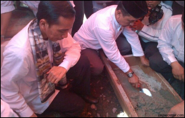 Jokowi Letakkan Batu Pertama Rumah Deret