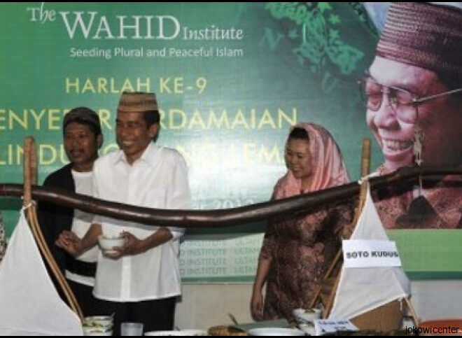 Sinta Nuriyah Pakaikan Peci Gus Dur Ke Kepala Jokowi