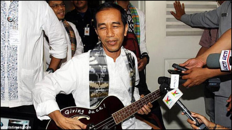 Jokowi Puasa Mainkan Gitar Metallica 30 Hari