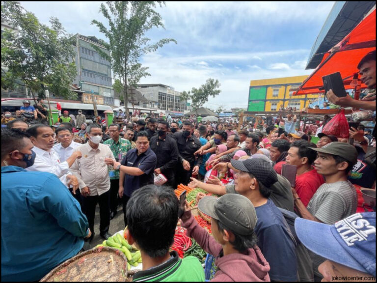 Jokowi Ajak Dialog Pedagang Pasar Minggu