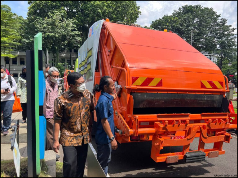Soal Truk Sampah Dprd Salah Anak Buah Jokowi