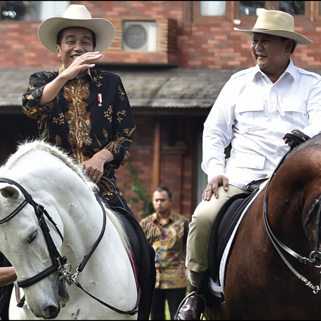Turun Dari Kuda Jokowi Kasih Jalan Buat Peserta Jakarnaval