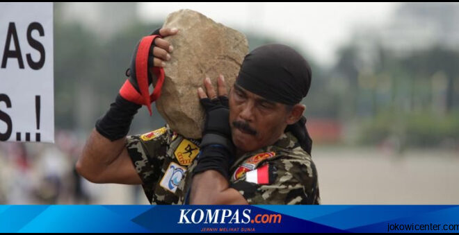 Panggul Batu Jokowi Kopral Bagyo Keliling Monas 25 Jam Nonstop