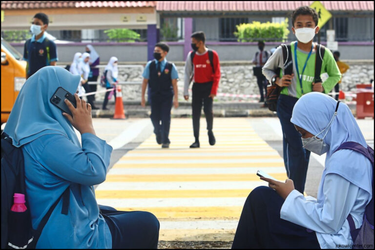 Jokowi Dukung Kebijakan Tak Boleh Bawa Ponsel Ke Sekolah