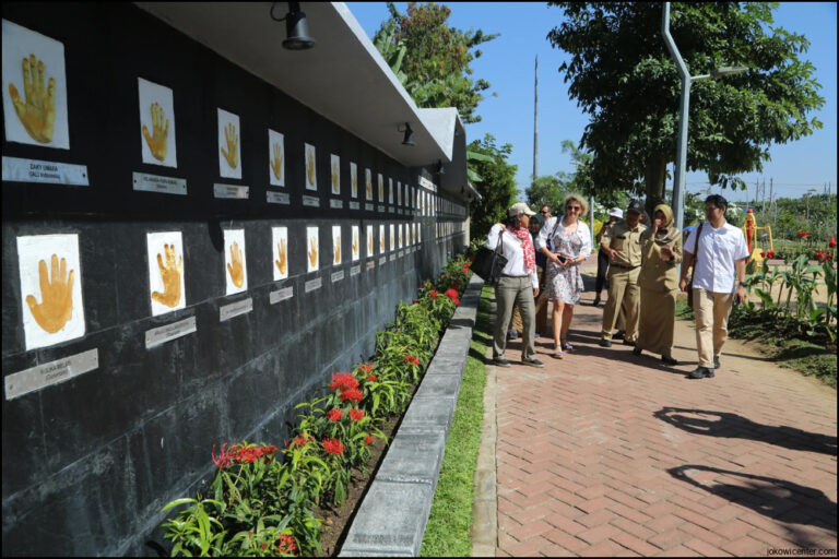 Tentang Ruang Publik Jakarta Perlu Belajar Pada Surabaya