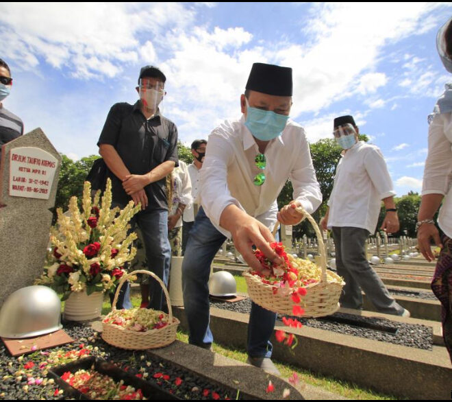 Pemakaman Taufiq Selesai Jokowi Dampingi Mega Pulang Ke Teuku Umar