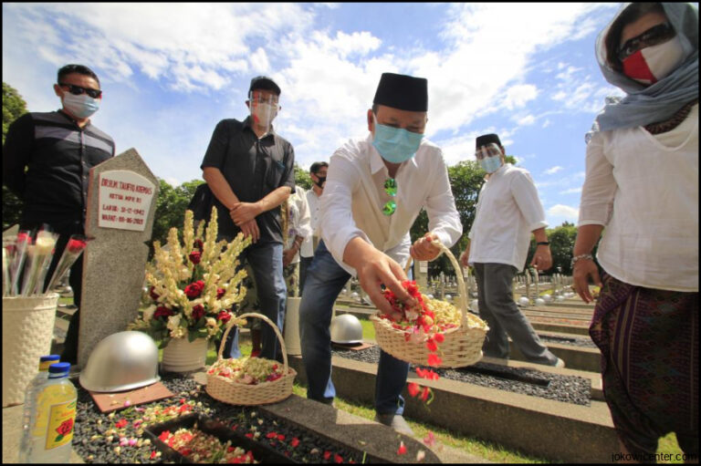 Pemakaman Taufiq Selesai Jokowi Dampingi Mega Pulang Ke Teuku Umar
