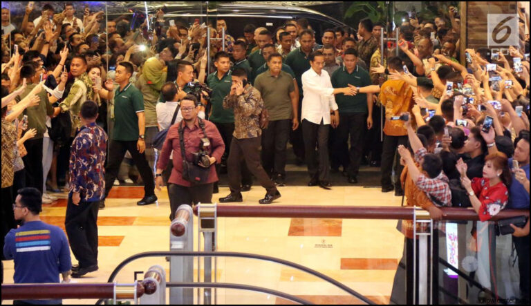 Jokowi Gowes Sambil Tebar Senyum Ke Warga Dki