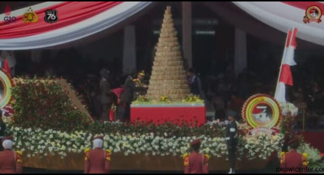 Usai Dipotong Jokowi Tumpeng Raksasa 3 Meter Di Balai Kota Diserbu Warga