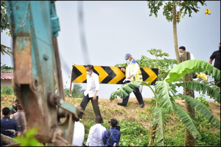 Sambil Gowes Jokowi Tinjau Perbaikan Tanggul