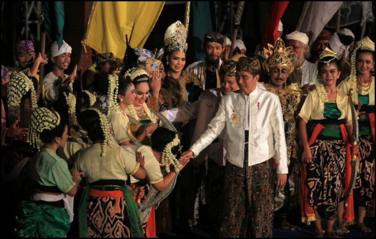 Jokowi Disoraki Jadi Capres Saat Tinjau Festival Keraton Sedunia