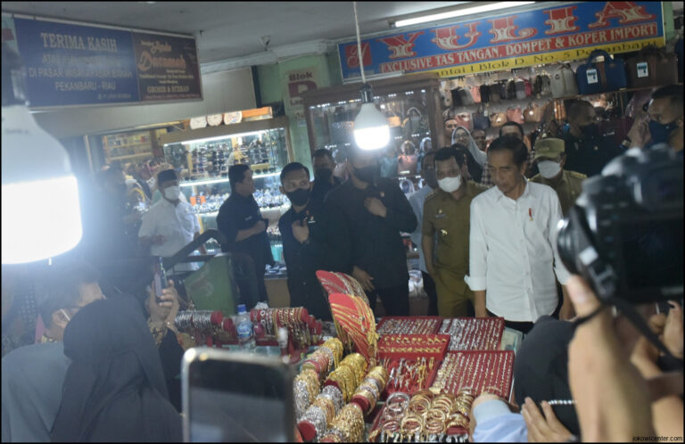 Jokowi Sambangi Pasar Bawah Di Pekanbaru