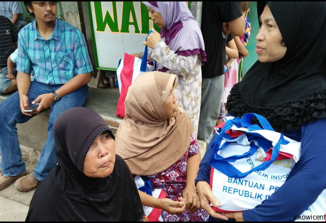 Datang Ke Makassar Jokowi Jadi Rebutan Warga