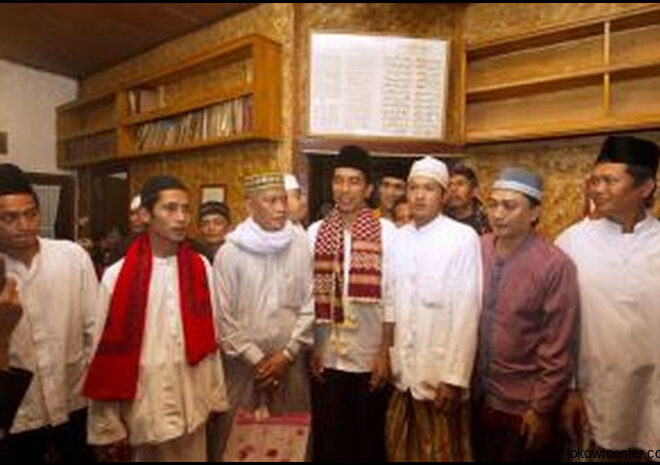 Sowan Ke Kiai Cianjur Jokowi Diberi Sorban Dan Sajadah