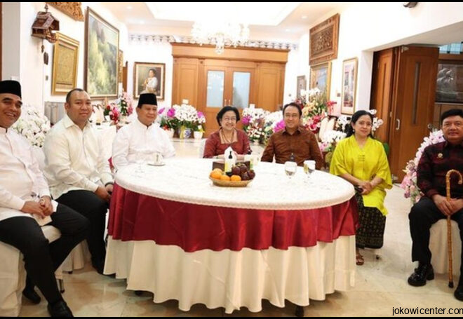 Makan Bareng Mega Jokowi Bahas Ayam